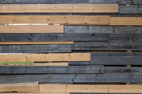 Zaun von Tadashi Kawamata atur am Zugersee Switzerland null