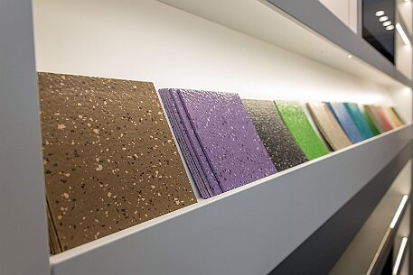 Nora Weinheim | Werksbesichtigung Kautschukboden null