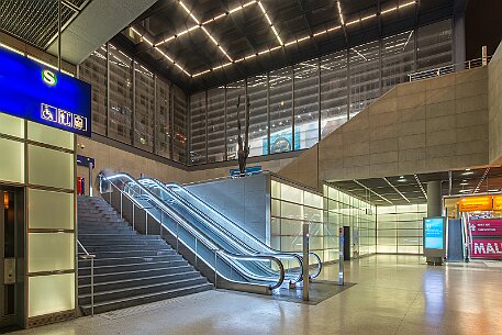 Berlin | Potsdamer Platz - DB Haltestelle bei Nacht null
