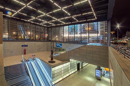 Berlin | Potsdamer Platz - DB Haltestelle bei Nacht null