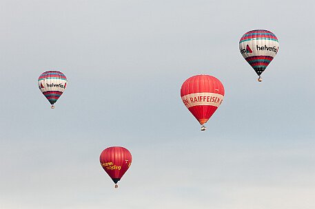 Heissluftballons bei Start in Worben BE null
